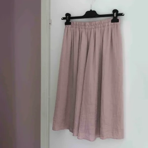 Härlig sommar kjol  - Kjol köpt på Åhléns city, har liten reva men det är ingenting som syns när man har kjolen på sig. Storlek XS men passar även S.  