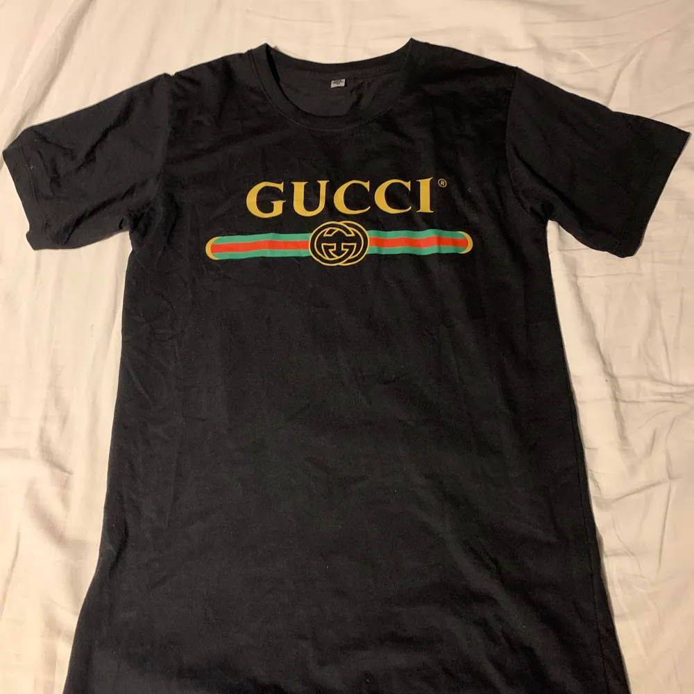 Snygg a-kopia av Gucci sitter riktigt bra och är aldrig använd⚡️. T-shirts.