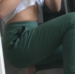 Sköna tränings/mjukis byxor - Militärgröna träningsbyxor med väldigt mjukt o skönt meterial. Lite för stora på mig därför säljs dem. 120kr + frakt 66kr (tar bara swish).