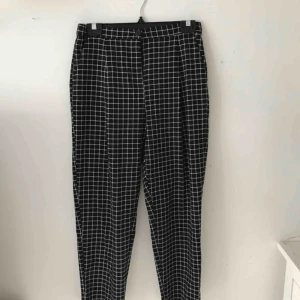  - Balla kostymbrallor från Monki. Fickorna på rumpan är tyvärr fejk. Använt dessa alltför få gånger.  Köparen står för frakten! 🔭