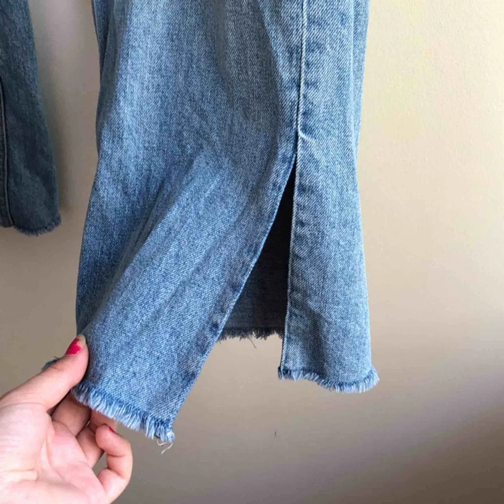 Feedesnygga culotte jeans med slits som tyvärr känns för små för mej:( frakt tillkommer. Jeans & Byxor.