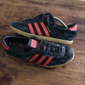  - Adidas City Series London från 2010 Trevligt använt skick. Black suede red stripes. EU: 39 1/3 US: 6.5 UK: 6