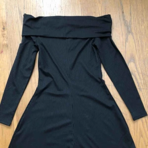  - Svart fin klänning som endast är använd vid två tillfällen, fint skick.  Frakt tillkommer.