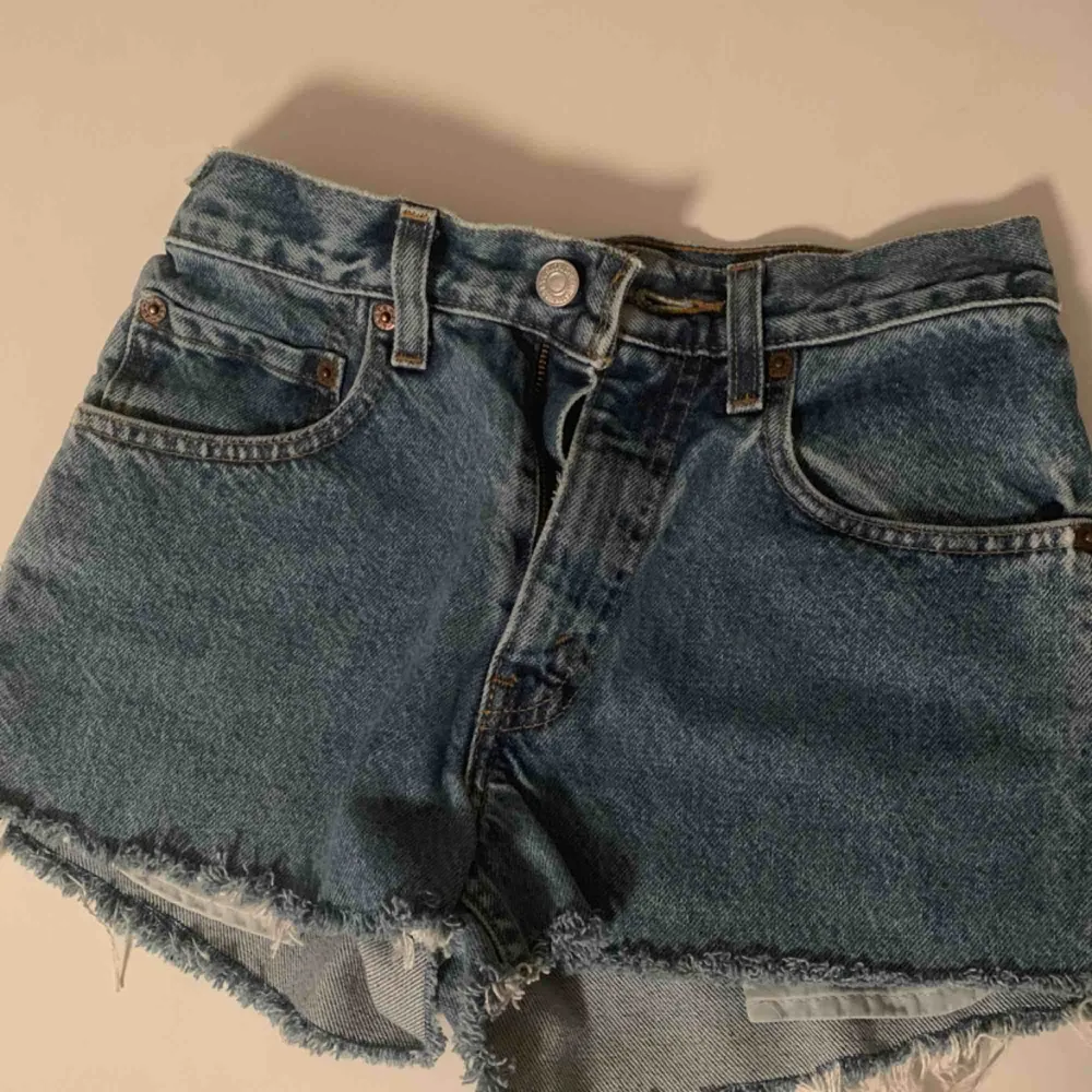 Säljer mina Levis shorts, de är små i storleken men är en XS, säljer de för 200kr, kan frakta men du får betala frakten själv (63kr), annars möts jag upp i Stockholm, betalning sker via swish, hoppas det är något för dig!☺️. Shorts.