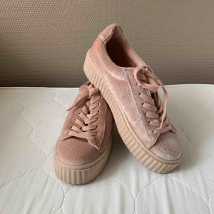  - Rosa platåsko i sammet. Ljusrosa i storlek 38, från Nly shoes. Använda endast en gång. Köparen betalar frakt. 