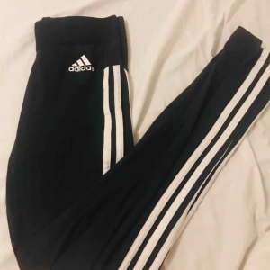  - Adidas tights/leggings/byxor Använda två gånger Bra skick Frakt ingår i priset så endast 150kr❤️ Vet ej storlek men passar xs-s