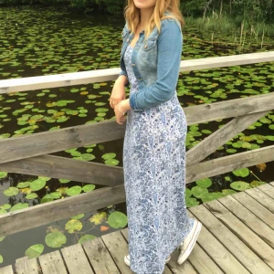  - Härlig mönstrad långklänning i fint mönster🤩 passar även en S, frakt tillkommer💖