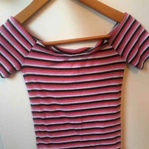  - Randig off shoulder tröja i olika färger från Gina Tricot.  Storlek XS   Frakt 39kr   Sänker pris vid snabb affär! 