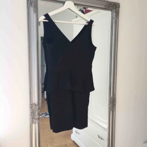  - SÅ snygg klänning med mycket stretch så väldigt skön, tyvärr lite för tight för mig.  Frakt tillkommer🌸