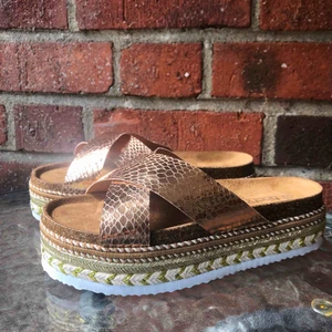  - Helt nya skor köpta från Asos (märket Boohoo), endast testade, men var för breda för mig då jag har väldigt smala fötter så sandalerna satt inte kvar på foten. Verkligen superfina för den som har normal/bred fot!   Frakt på 50kr tillkommer