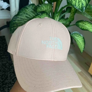  - Keps från The north face som aldrig kommit till användning. Frakt tillkommer :)