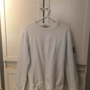  - Vit stone island tjocktröja med patch