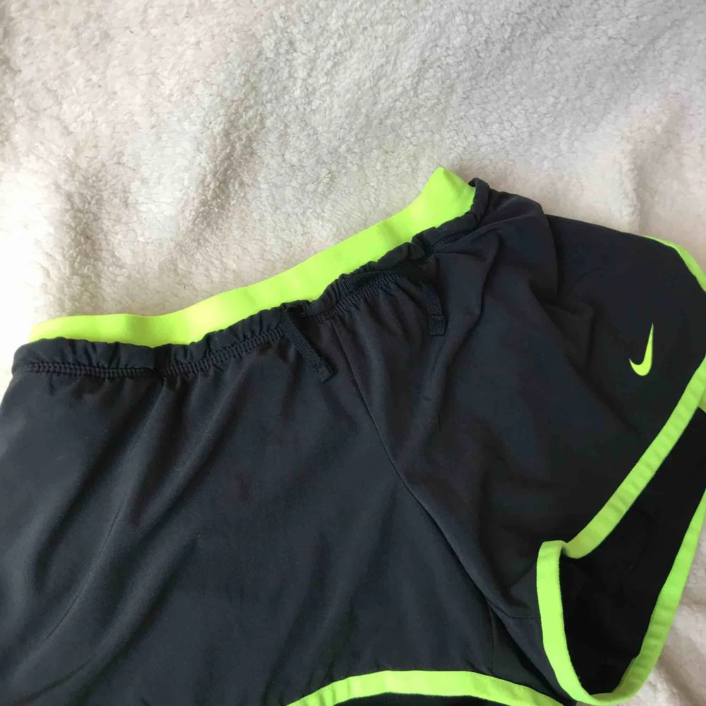 Svarta Nike shorts med neon färg i rem.  Har haft på mig den några gånger men de är i en väldig god skick.  Pris kan förhandlas. . Shorts.