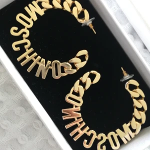  - Säljer mina oanvända örhängen från H&Ms samarbete med Moschino.  Kan mötas upp eller skicka. (Mottagare betalar porto). Nypris 399 SEK 