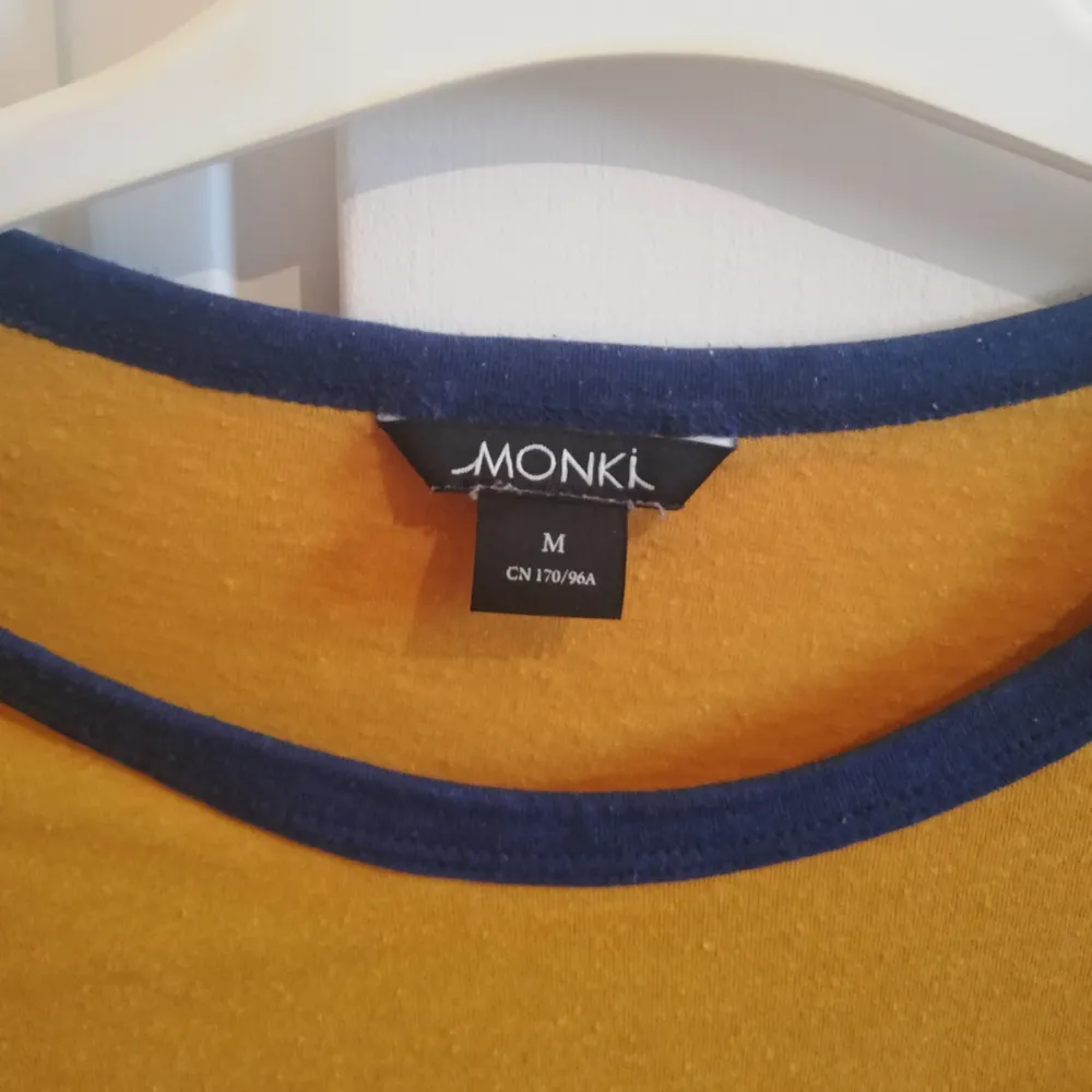 Unik och cool tröja från monki . T-shirts.