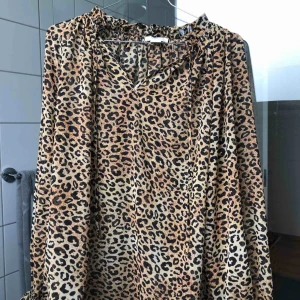  - Snygg & ball topp från HM!! Använd en gång<333 