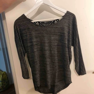  - Grå topp i bra skick med spets på ryggen