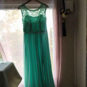  - Klänning åt brudtärna i babyblå.  Endast burit en gång så den är i god skick. Klänningen går att ha på bal osv. Skräddarsydd. Pris kan förhandlas. 