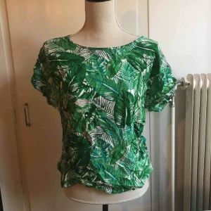  - Somrig t-shirt i storlek S. Möts antingen upp i Skellefteå, annars fraktar jag.❇️(30+frakt)❇️