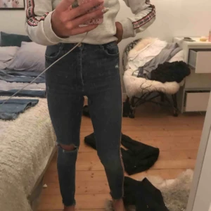  - Jeans från zara köpta för 349kr, nyskick!! Passar mig dom har xs men dem är sjukt stretchiga så skulle likaväl sitta bra på en person som har m eller s