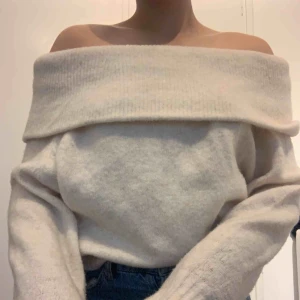  - SÅÅÅ mysig axellös stickad tröja. Naturvit i storlek XS, men närmre S då den är stor!