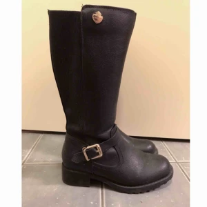  - Svarta vinter/höststövlar i läder. Snyggt smycke som detalj samt dragkedja. Varmfodrad inuti. Passar både till vardags och vid finare tillfällen. Är i bra skick. Köpt för 399kr på Skopunkten 