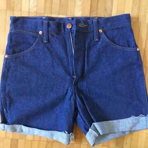 Nästintill oanvända jeans-shorts från Wrangler. 