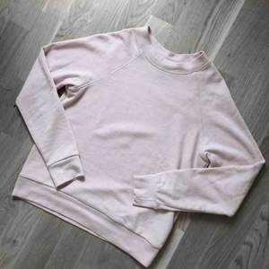 Ljust rosa tröja ifrån H&M i storlek XS. Du som köpare står för frakten ❤️