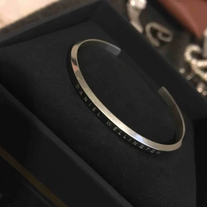  - Silverarmband från Daniel Wellington i storlek S. Orginallåda medföljer. Köparen står för Frakt på 45kr