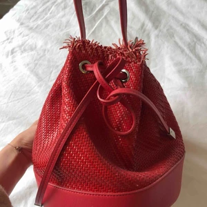  - Röd väska från zara nypris 399kr sparsamt använd köptes i barcelona 