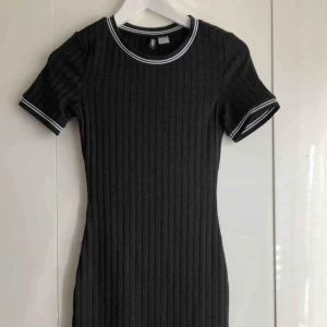  - Svart tight klänning som formar sig efter din kropp! Aldrig använd. Frakt tillkommer