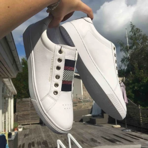  - SPROJLANS NYA Tommy Hilfiger skor, endast provade! Pris kan diskuteras vid snabb affär🌸💖🌟