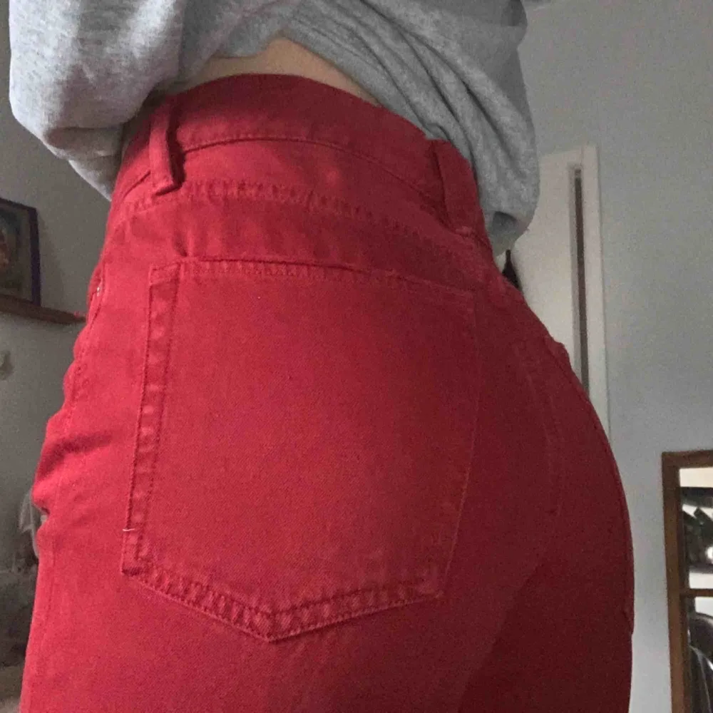 Skit snygga röda mom jeans från H&M. Nyskick. Passar S eller en större XS. Köpare står för frakt ✨. Jeans & Byxor.