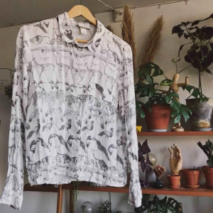  - Jättefin och skön blus med djurmönster från Monki. Fint skick förutom i armhålorna tyvärr där det blivit fläckar. Den saknar även den översta knappen men har med en extraknapp så det är lätt fixat! Köparen står för frakt, kan mötas upp i Stockholm också! 