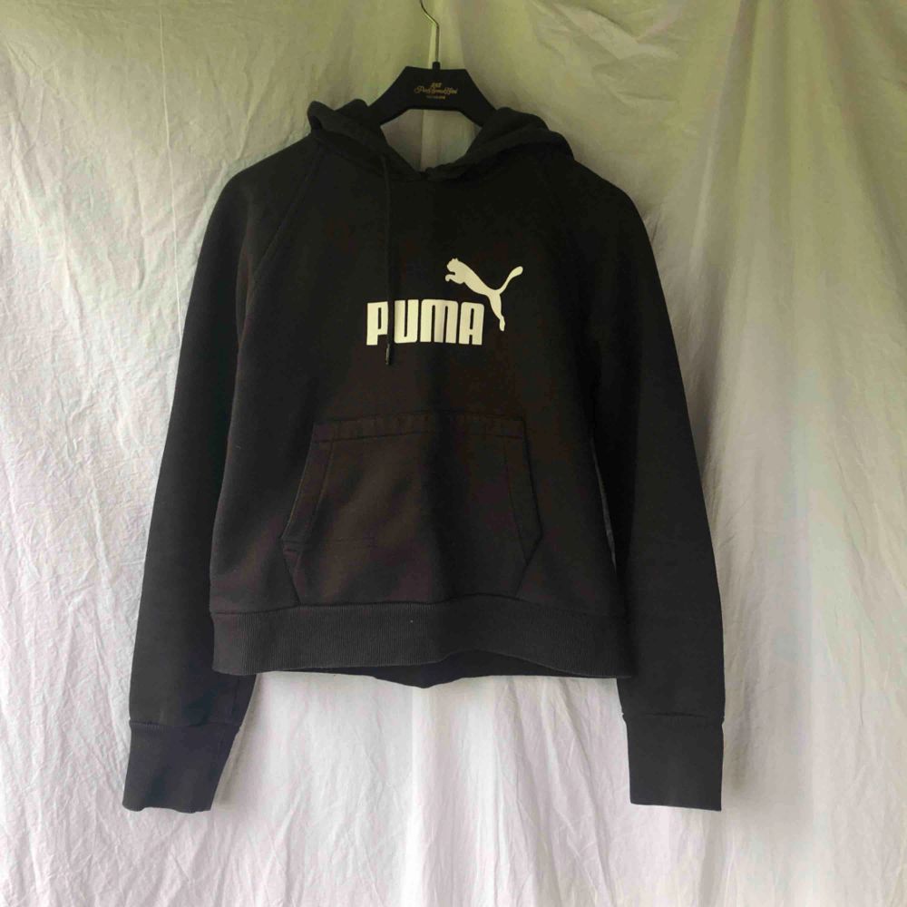 Puma hoodie☀️ köparen står för frakten☀️ fast pris, svarar ej på prutningar ☀️. Huvtröjor & Träningströjor.