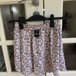  - Oanvänd kjol från hollister. Frakt tillkommer.