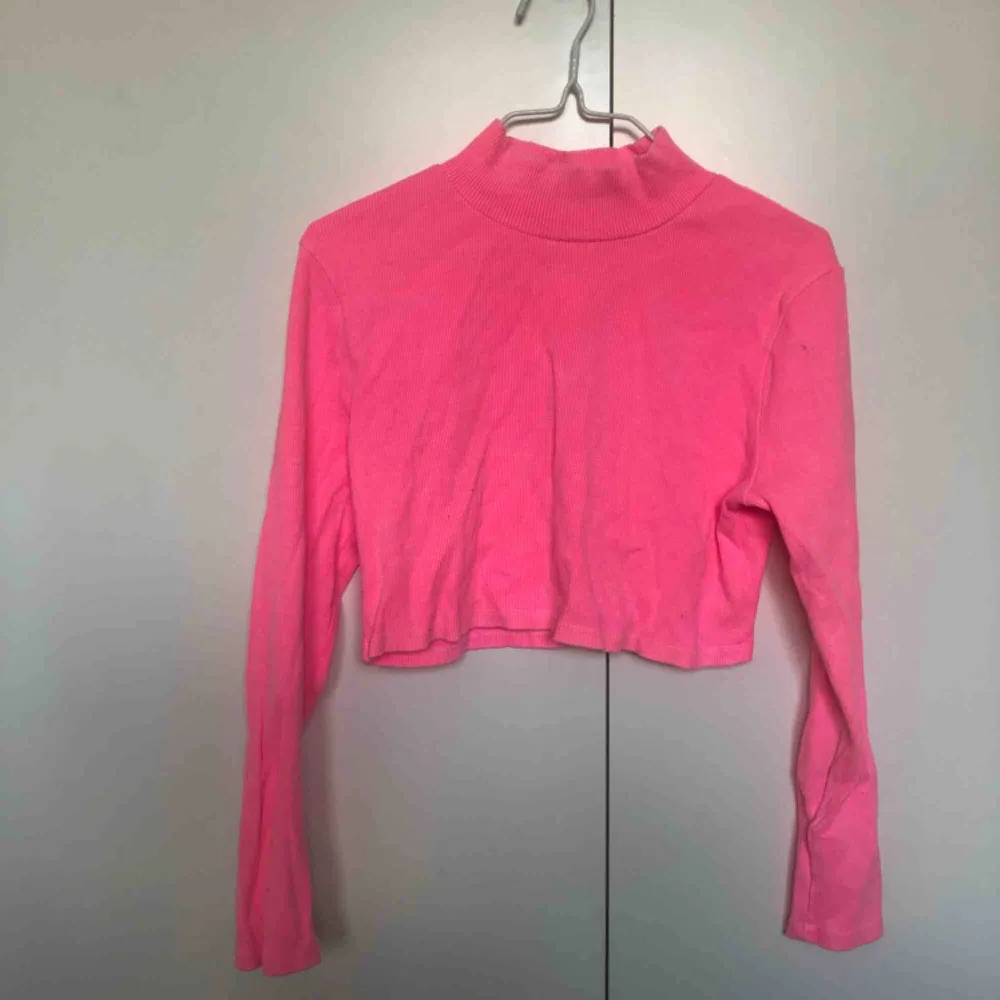 Aldrig använd neonrosa croptop :). Toppar.