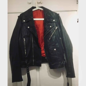  - Jofama retro jacka Passar M på herr och L på dam saknar hänge på dragkedjan men kan enkelt fixas. Frakt 95 kr