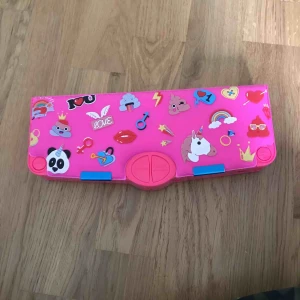  - Ett pennskrin från London, med sax och pen vässare och tejp 👍🏼 