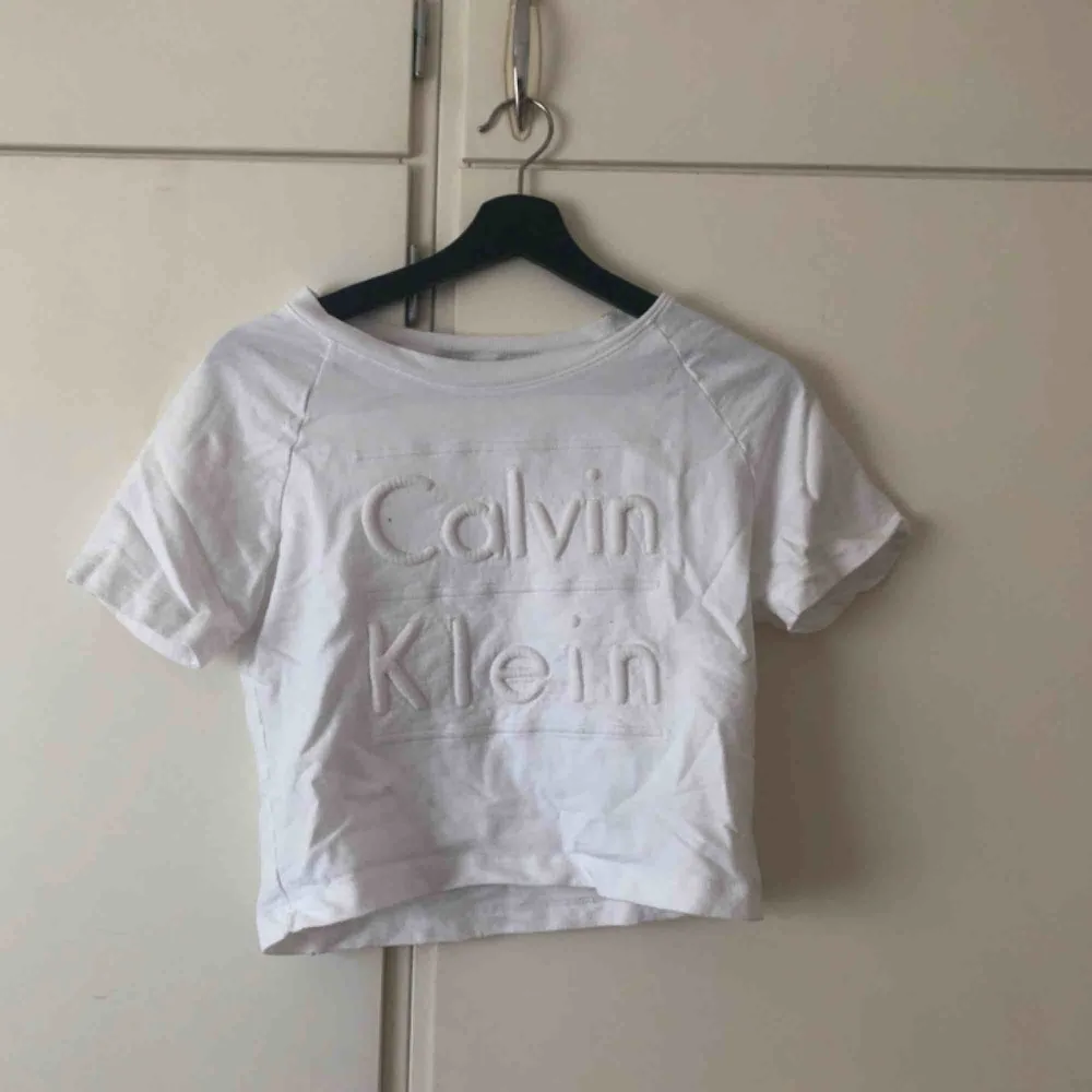 Vit topp från Calvin Kelin, aldrig använd <3  Köparen står för frakt. T-shirts.