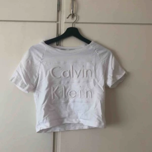  - Vit topp från Calvin Kelin, aldrig använd <3  Köparen står för frakt