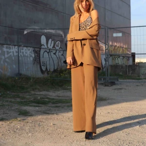  - Kavaj och byxor, (linnet följer inte med) kavajen är storlek 36 och byxorna är storlek 34 och har kvar prislapp. Setet är endast använt på denna bild. Frakt tillkommer :) 