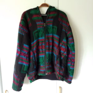  - Mysig fleecejacka med huva