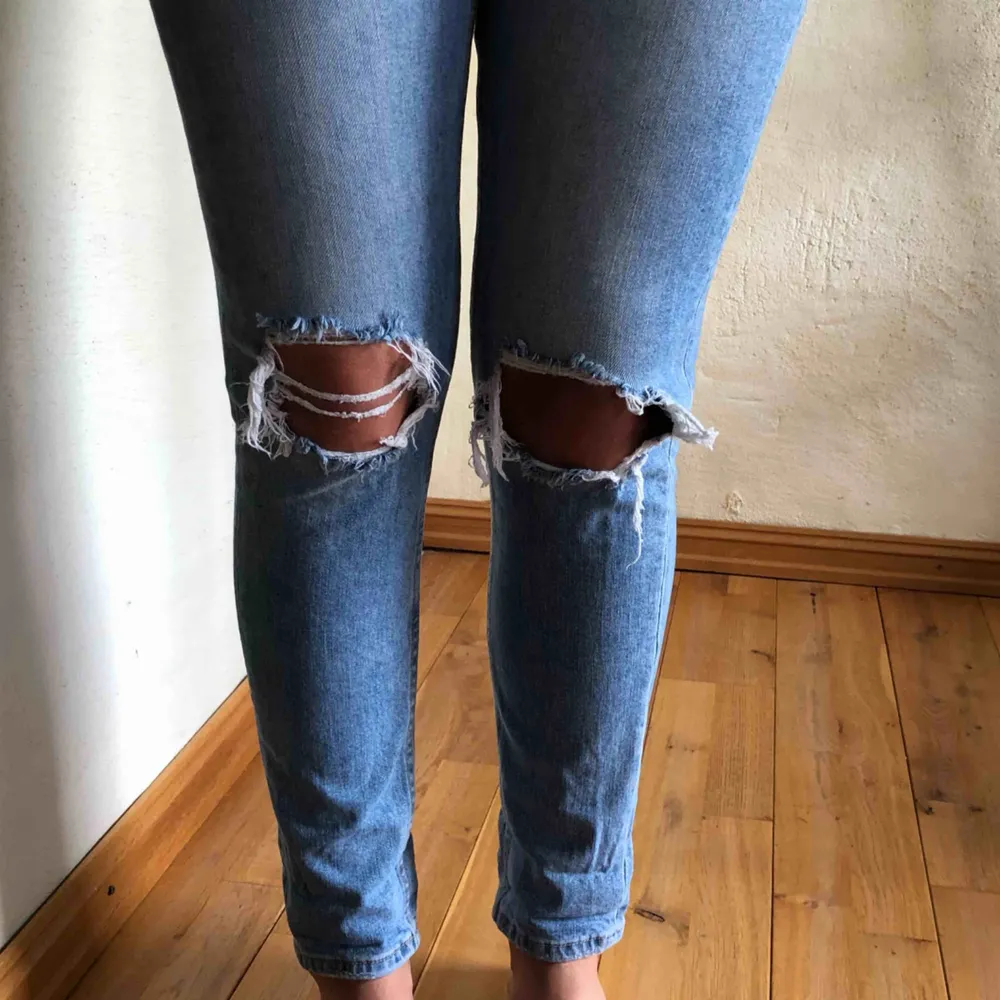 Jeans från Gina, använda 1 gång eftersom de va lite små i storleken! Väldigt bra skick. . Jeans & Byxor.