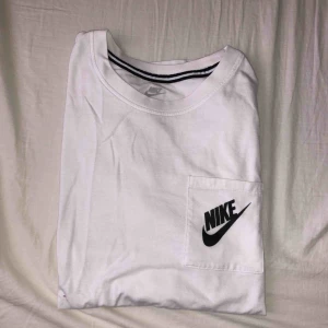  - oversize t-shirt från nike i storlek L, använd max 3 gånger. 100kr + frakt
