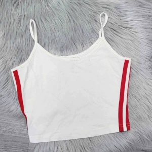 - Croptop med röda streck på båda sidor. Storlek M men är mer som en S. Frakt ingår❣️ 