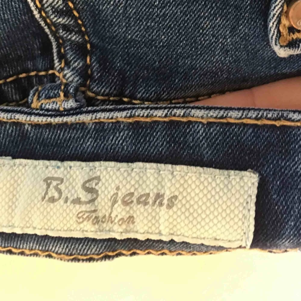 Snygga byxor som säljes pga aldrig använda. Storlek 34/36. Köparen står för frakten.. Jeans & Byxor.