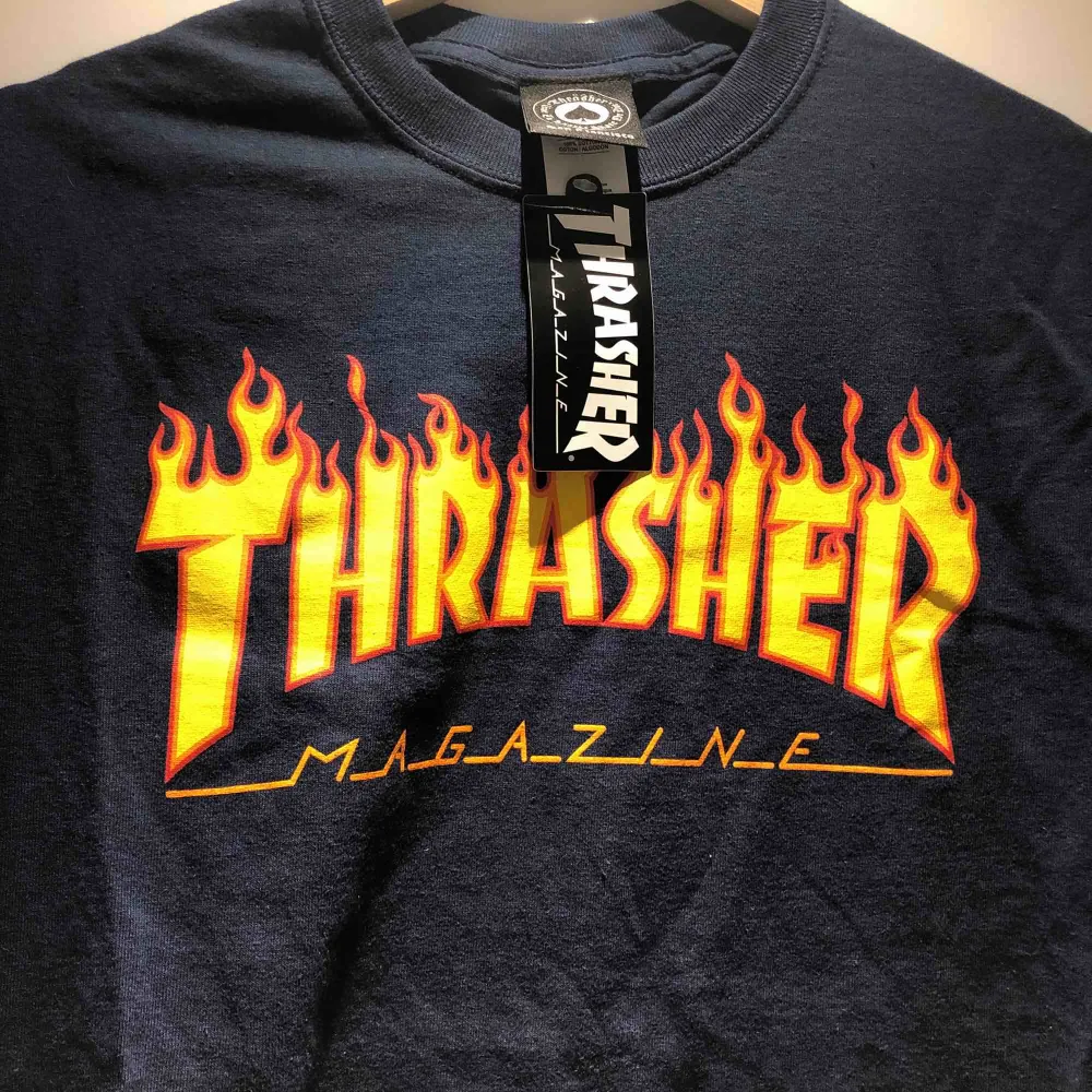 Helt oanvänd Thrasher flaming logo t-shirt i storlek small, lappen sitter kvar. Kan mötas upp i Uppsala eller Stockholm!. T-shirts.