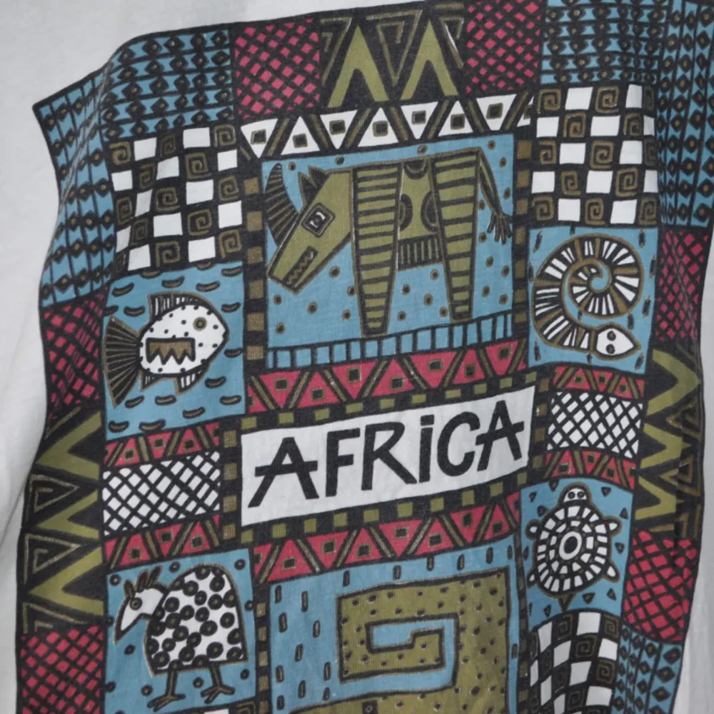 Fin och unik Afrika tröja, storlek large.🌻 . T-shirts.