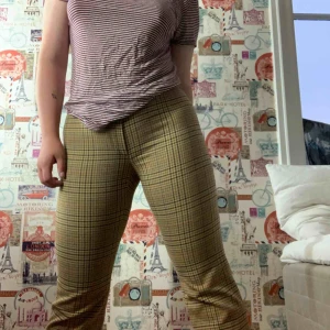  - Snygga rutiga byxor med utsvängda ben. Är 158 cm och på mig når de exakt till marken, så de passar nog nån som är lite längre. Snygg 70-talsmodell.   Möts upp i Blekinge annars fraktar jag. Köparen står för fraktkostnaden (36kr)